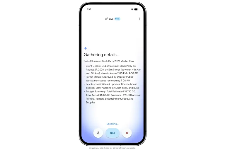 自宅の机で、お父さんがスマホに話し、ぽっとが文書の下書き作りを手伝っている